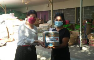 World Vision ho KDLTL Distribui Material Eskola no Sasan Ijiene Ba Labarik Afatedu Hosi Inundasaun