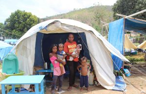 Bebe Fulan 1 Ho Inan Aman Sei Toba Iha Lona Okos, Toba Ladiak Udan Been Tama Lona Laran