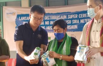 Angelita Apresia Ho Distribuisaun Sereál Ba Inan Isin-rua Tanba Kombate Mal-Nutrisaun