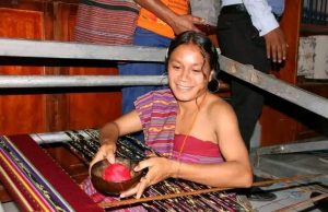 Feto Foinsa’e Maria Hatudu nia Talentu Soru Tais, Hakarak Prezerva no Promove Identidade Timor
