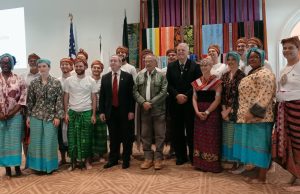 Voluntáriu Peace Corps 17 Sei Serbí Munisípiu 4 Promove Lian Inglés no Dezenvolve Ekonomia Komunitáriu