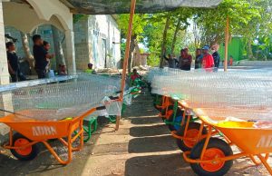 ADBN Distribui Ekipamentu Pinheira Rai-henek Ba Komunidade Nain-15 Iha Bebonuk