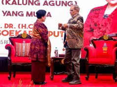 Xefe Estadu Kondekora Megawati Soekarnoputri ho Grand Collar of the Order of Timor-Leste