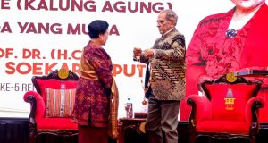Xefe Estadu Kondekora Megawati Soekarnoputri ho Grand Collar of the Order of Timor-Leste
