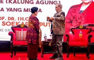 Xefe Estadu Kondekora Megawati Soekarnoputri ho Grand Collar of the Order of Timor-Leste